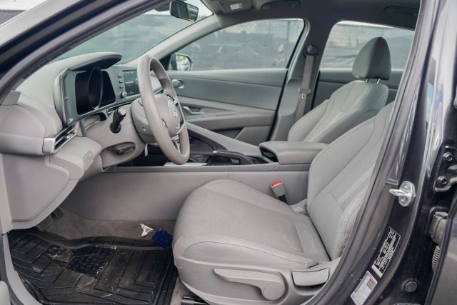 
								2023 Hyundai Elantra SE Sedan 4D full									