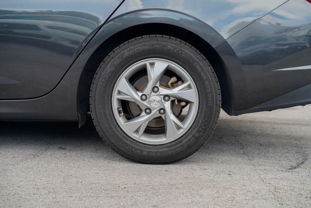 
								2023 Hyundai Elantra SE Sedan 4D full									