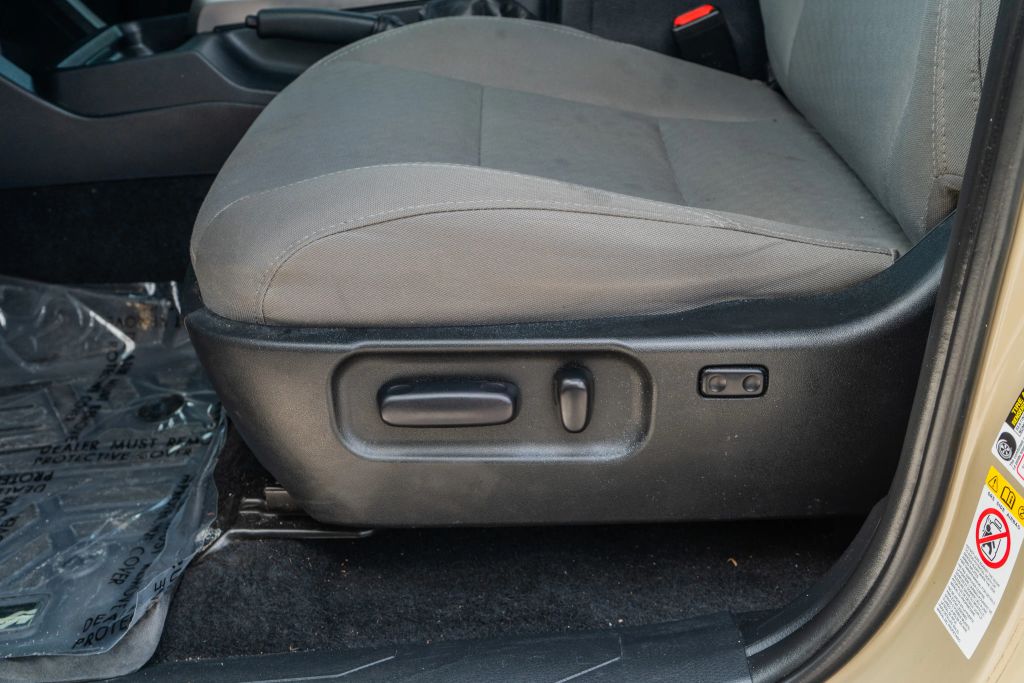 
								2020 Toyota Tacoma Double Cab SR5 Pickup 4D 6 ft full									