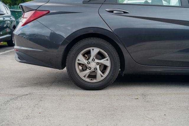 
								2023 Hyundai Elantra SE Sedan 4D full									