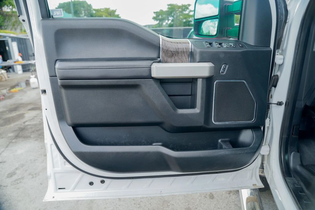 
								2019 Ford F250 Super Duty Crew Cab Lariat Pickup 4D 6 3/4 ft full									