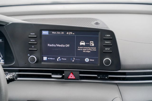 
								2023 Hyundai Elantra SE Sedan 4D full									