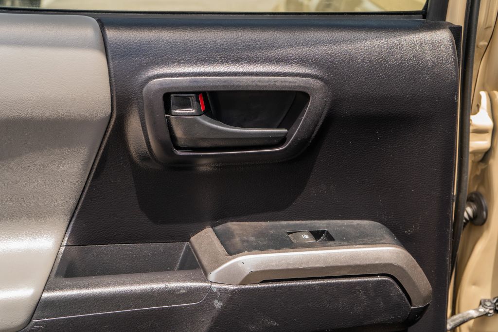 
								2020 Toyota Tacoma Double Cab SR5 Pickup 4D 6 ft full									