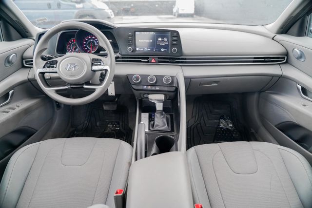 
								2023 Hyundai Elantra SE Sedan 4D full									