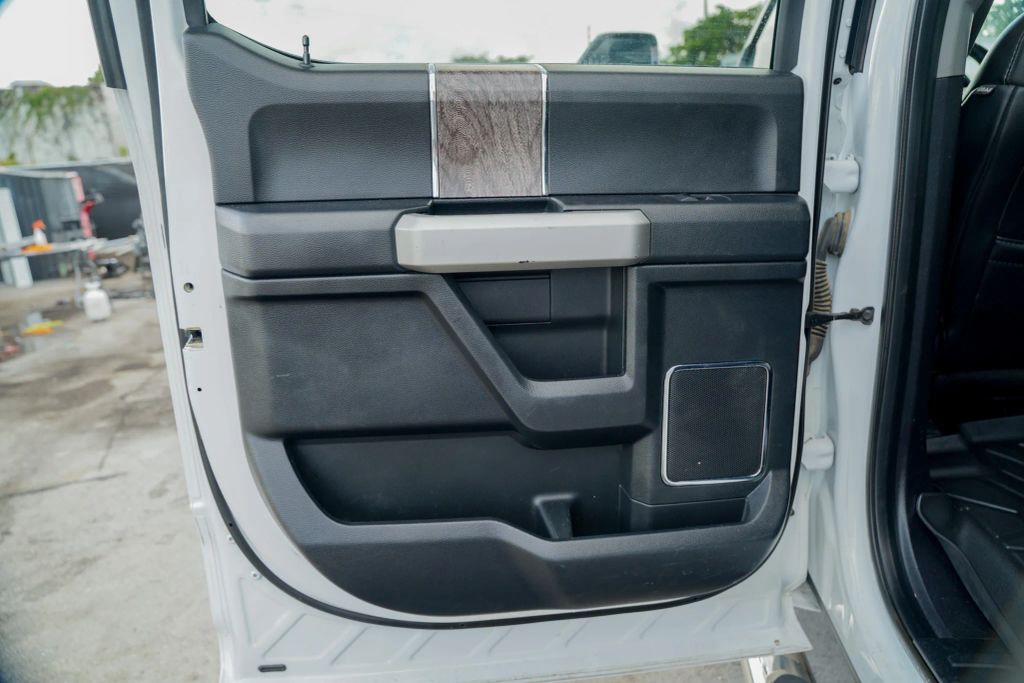 
								2019 Ford F250 Super Duty Crew Cab Lariat Pickup 4D 6 3/4 ft full									