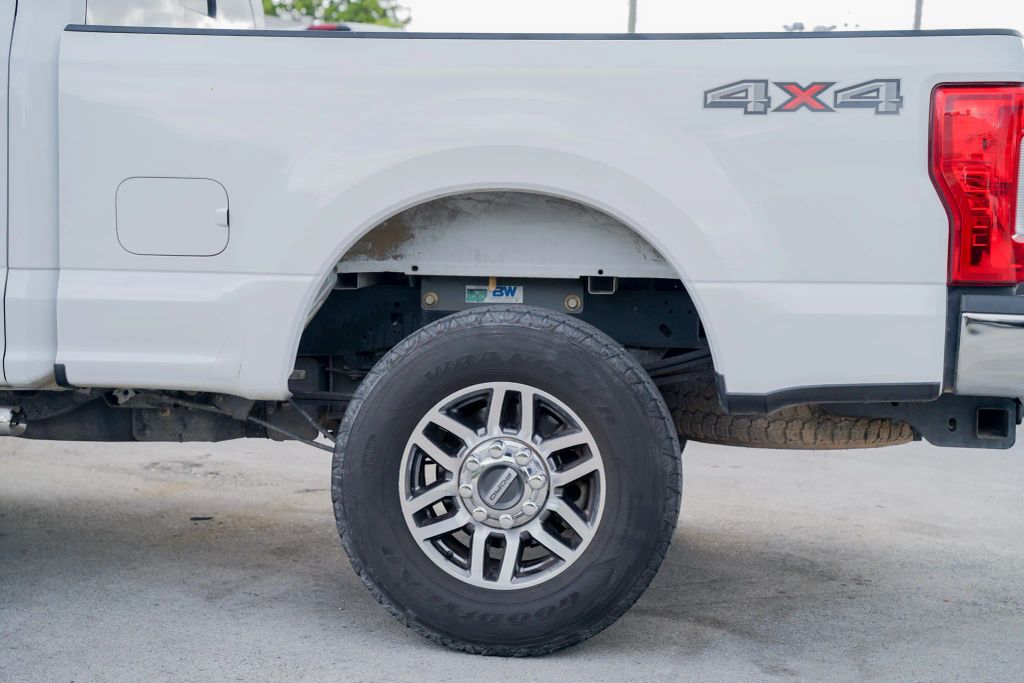 
								2019 Ford F250 Super Duty Crew Cab Lariat Pickup 4D 6 3/4 ft full									