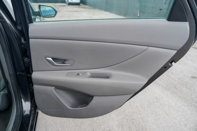 
								2023 Hyundai Elantra SE Sedan 4D full									