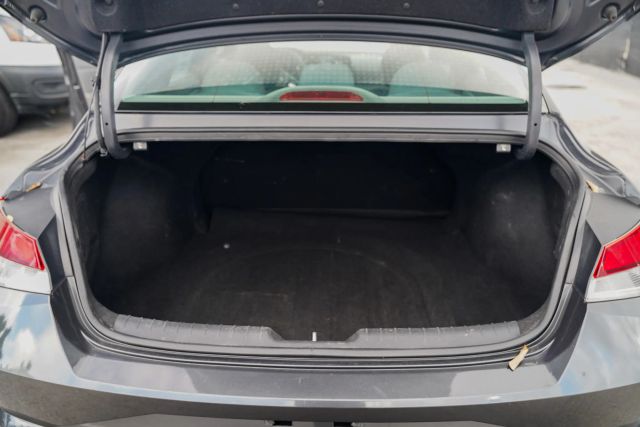 
								2023 Hyundai Elantra SE Sedan 4D full									