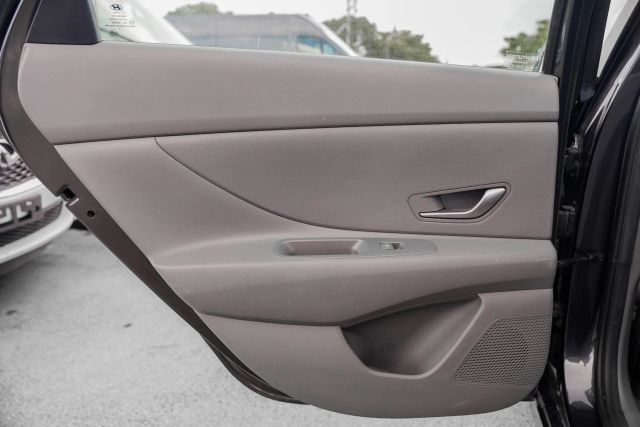 
								2023 Hyundai Elantra SE Sedan 4D full									