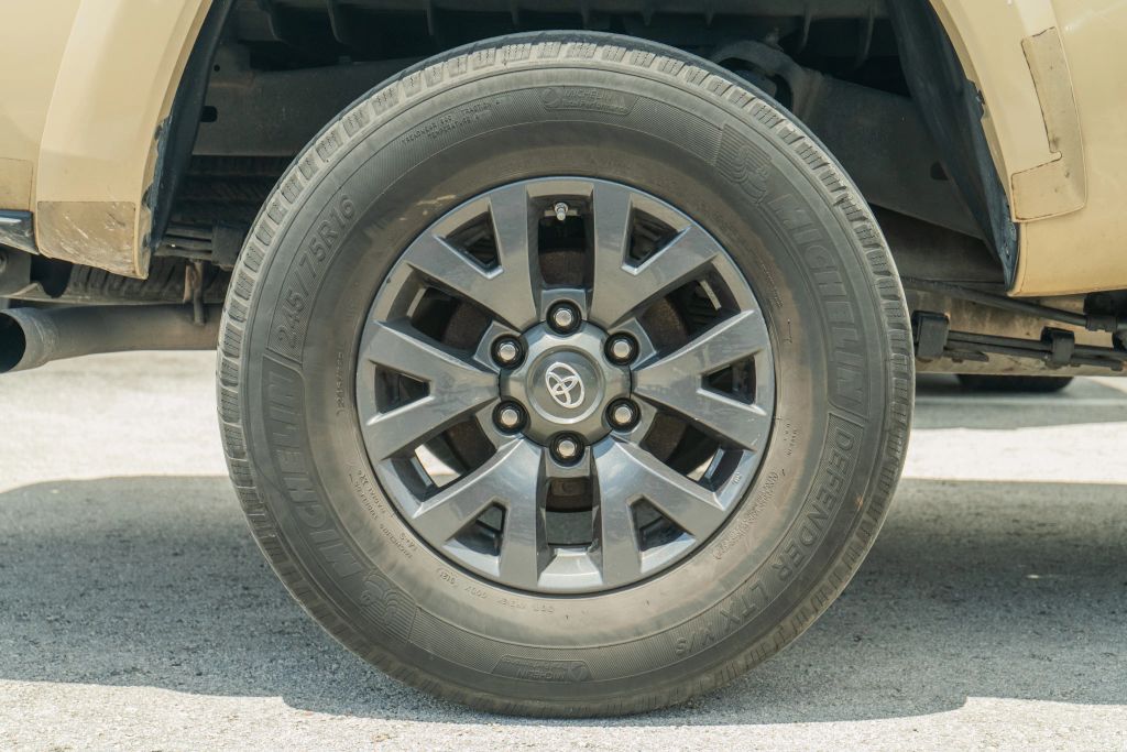 
								2020 Toyota Tacoma Double Cab SR5 Pickup 4D 6 ft full									