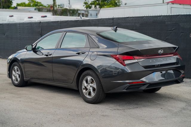 
								2023 Hyundai Elantra SE Sedan 4D full									