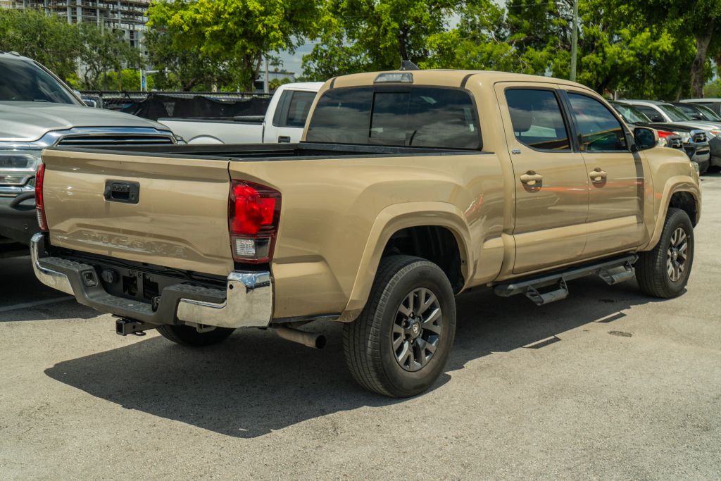
								2020 Toyota Tacoma Double Cab SR5 Pickup 4D 6 ft full									