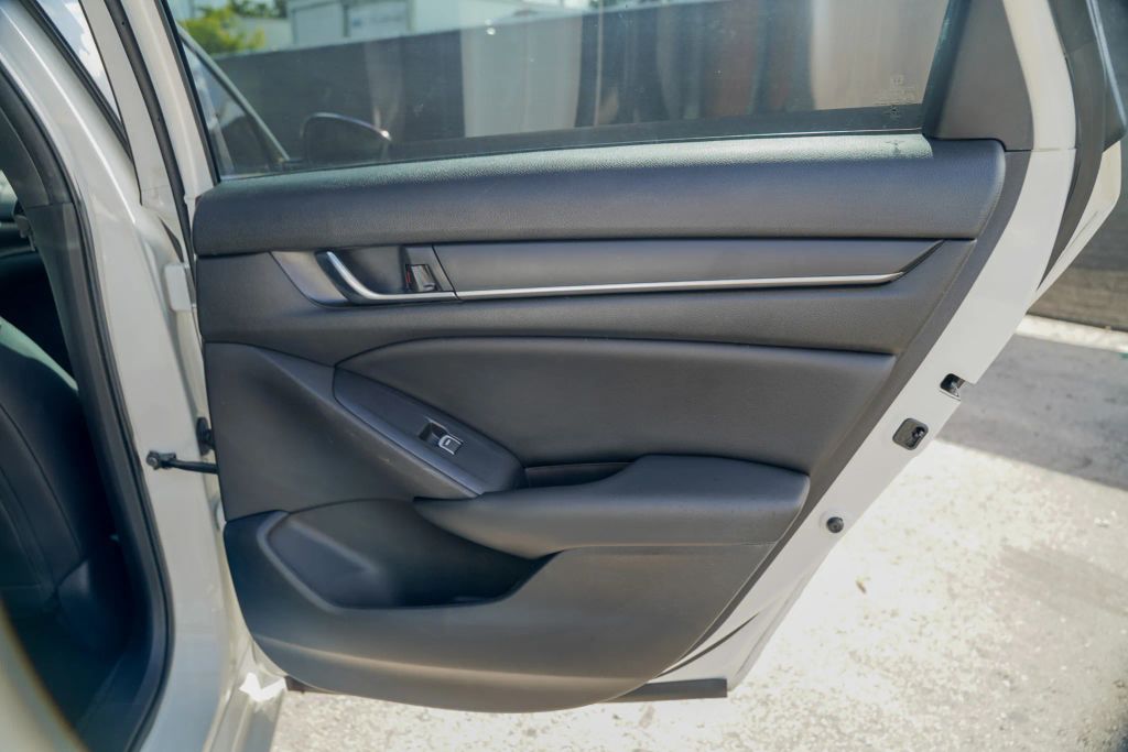 
								2021 Honda Accord Sport Sedan 4D full									