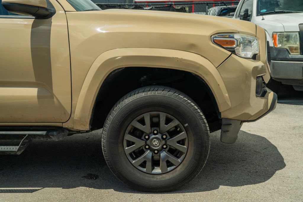 
								2020 Toyota Tacoma Double Cab SR5 Pickup 4D 6 ft full									