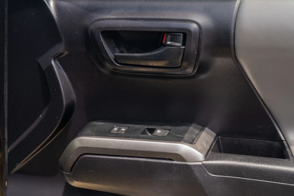 
								2020 Toyota Tacoma Double Cab SR5 Pickup 4D 6 ft full									