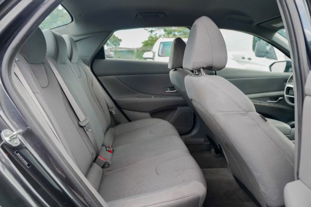 
								2023 Hyundai Elantra SE Sedan 4D full									