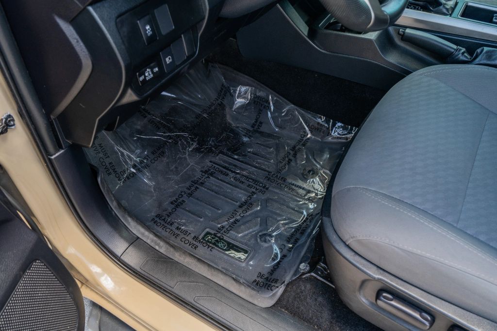 
								2020 Toyota Tacoma Double Cab SR5 Pickup 4D 6 ft full									