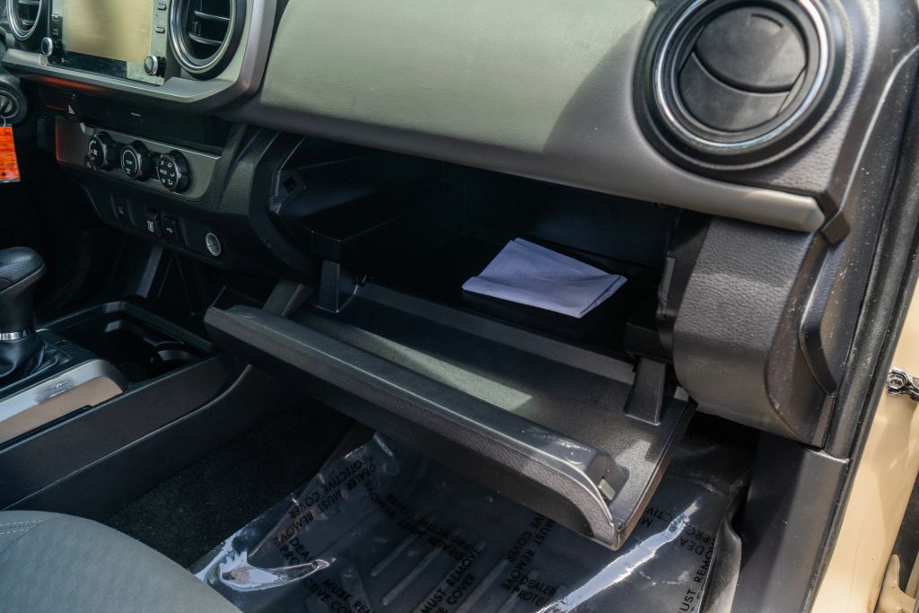 
								2020 Toyota Tacoma Double Cab SR5 Pickup 4D 6 ft full									