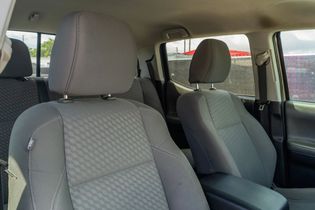 
								2020 Toyota Tacoma Double Cab SR5 Pickup 4D 6 ft full									