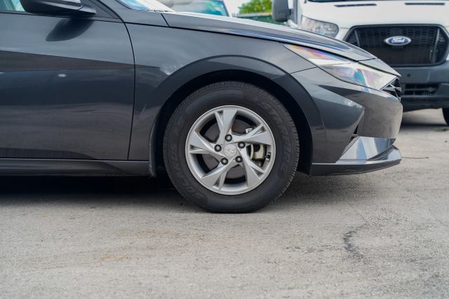 
								2023 Hyundai Elantra SE Sedan 4D full									