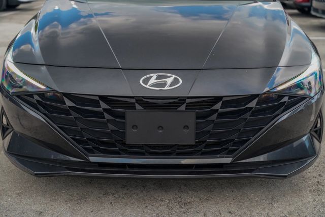 
								2023 Hyundai Elantra SE Sedan 4D full									