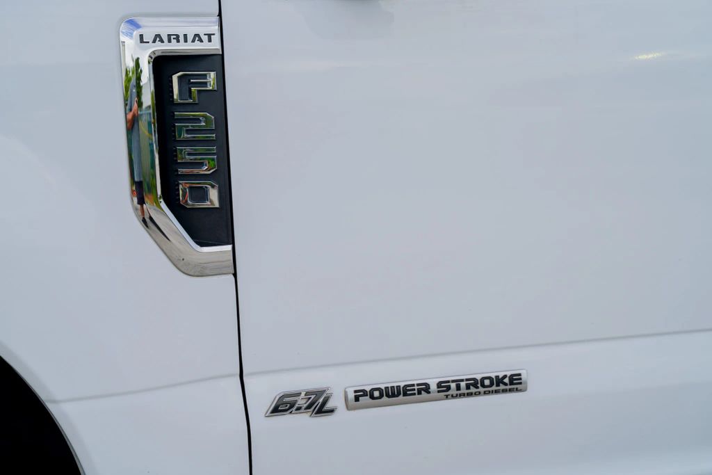 
								2019 Ford F250 Super Duty Crew Cab Lariat Pickup 4D 6 3/4 ft full									