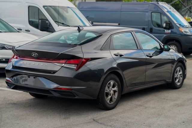 
								2023 Hyundai Elantra SE Sedan 4D full									