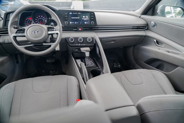 
								2023 Hyundai Elantra SE Sedan 4D full									