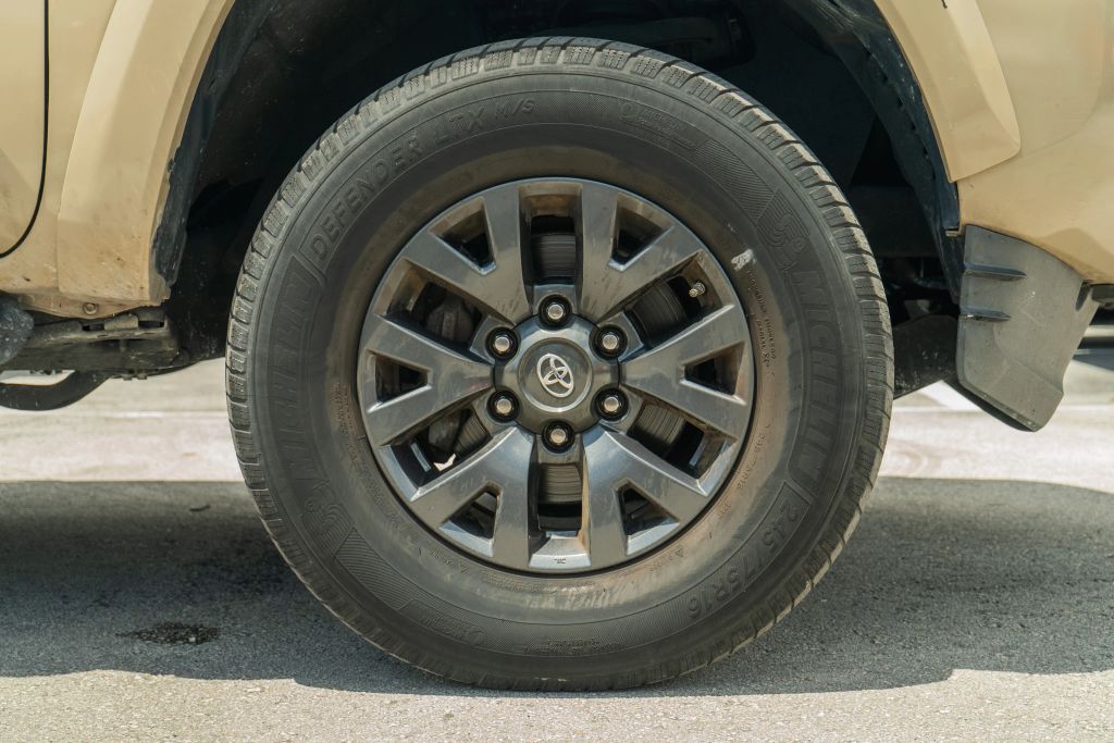 
								2020 Toyota Tacoma Double Cab SR5 Pickup 4D 6 ft full									