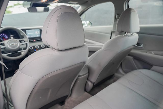 
								2023 Hyundai Elantra SE Sedan 4D full									