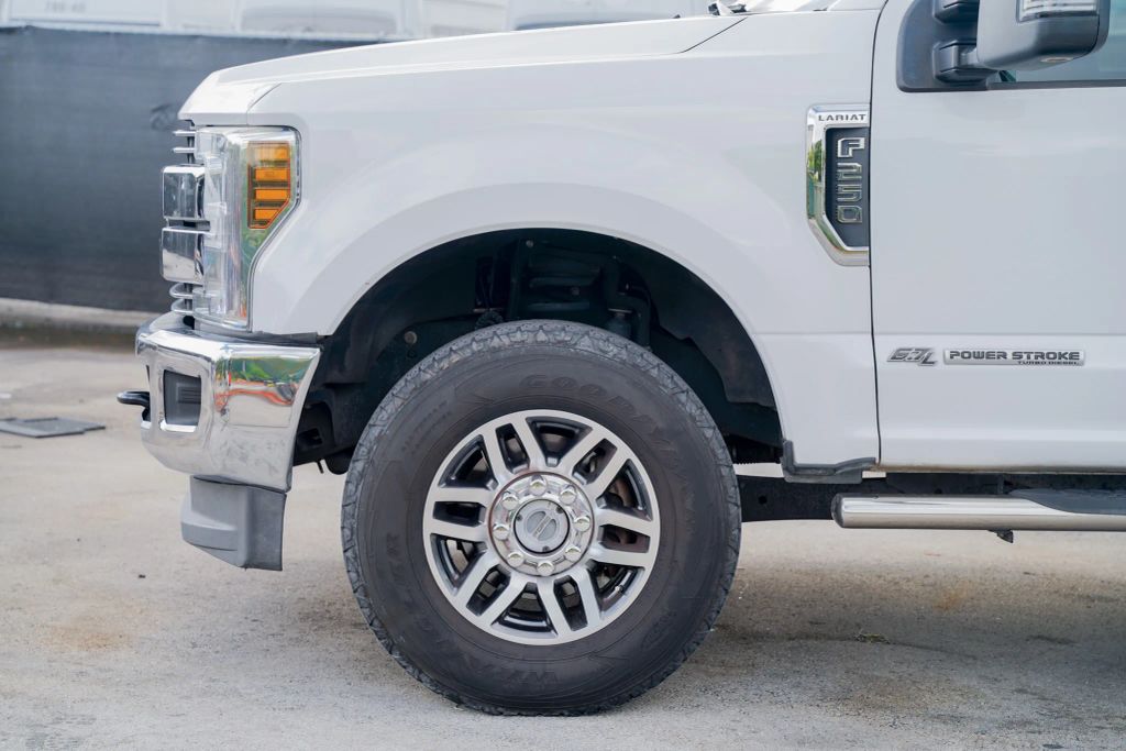 
								2019 Ford F250 Super Duty Crew Cab Lariat Pickup 4D 6 3/4 ft full									