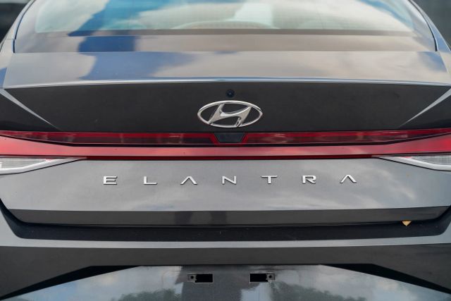 
								2023 Hyundai Elantra SE Sedan 4D full									