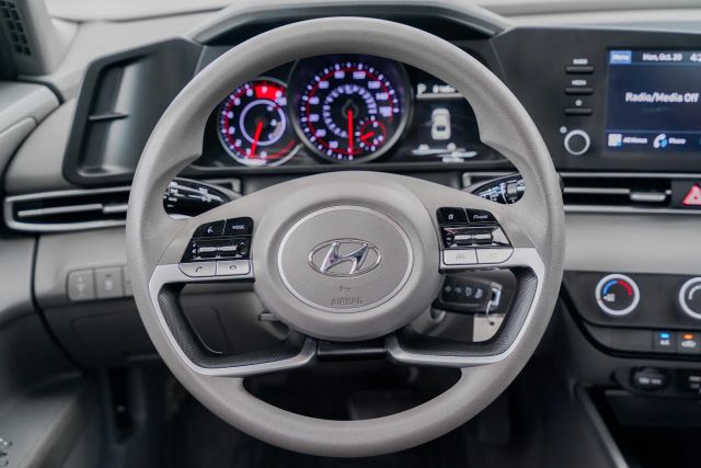 
								2023 Hyundai Elantra SE Sedan 4D full									