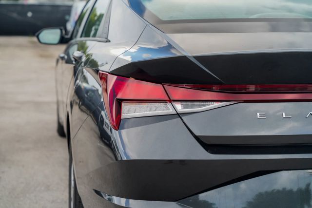 
								2023 Hyundai Elantra SE Sedan 4D full									