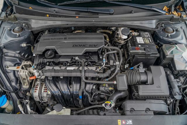 
								2023 Hyundai Elantra SE Sedan 4D full									