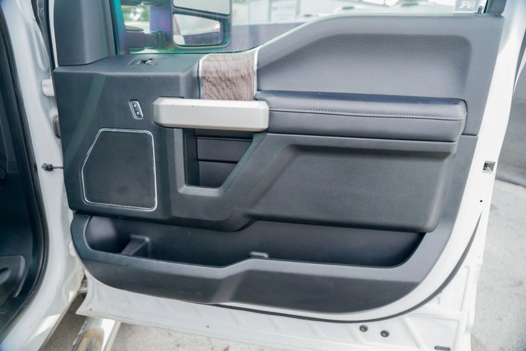 
								2019 Ford F250 Super Duty Crew Cab Lariat Pickup 4D 6 3/4 ft full									