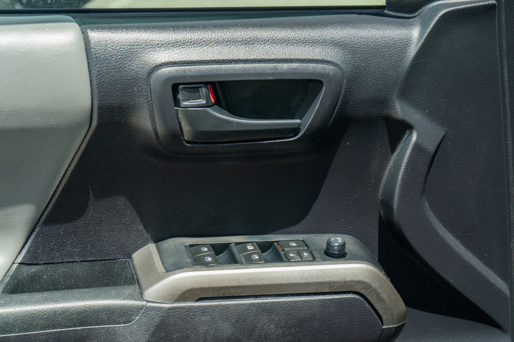 
								2020 Toyota Tacoma Double Cab SR5 Pickup 4D 6 ft full									