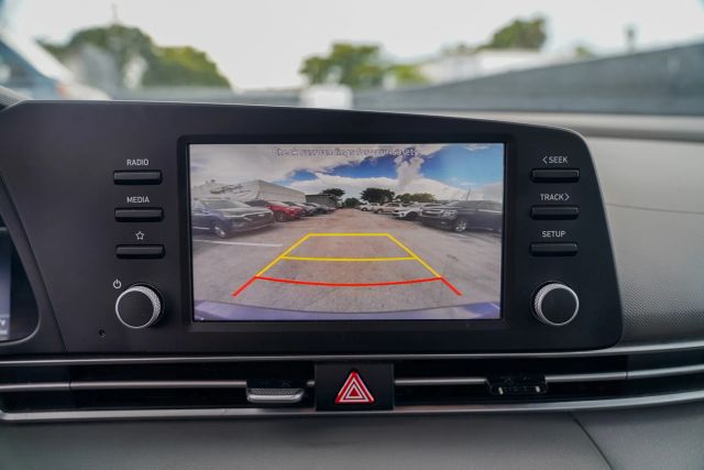 
								2023 Hyundai Elantra SE Sedan 4D full									