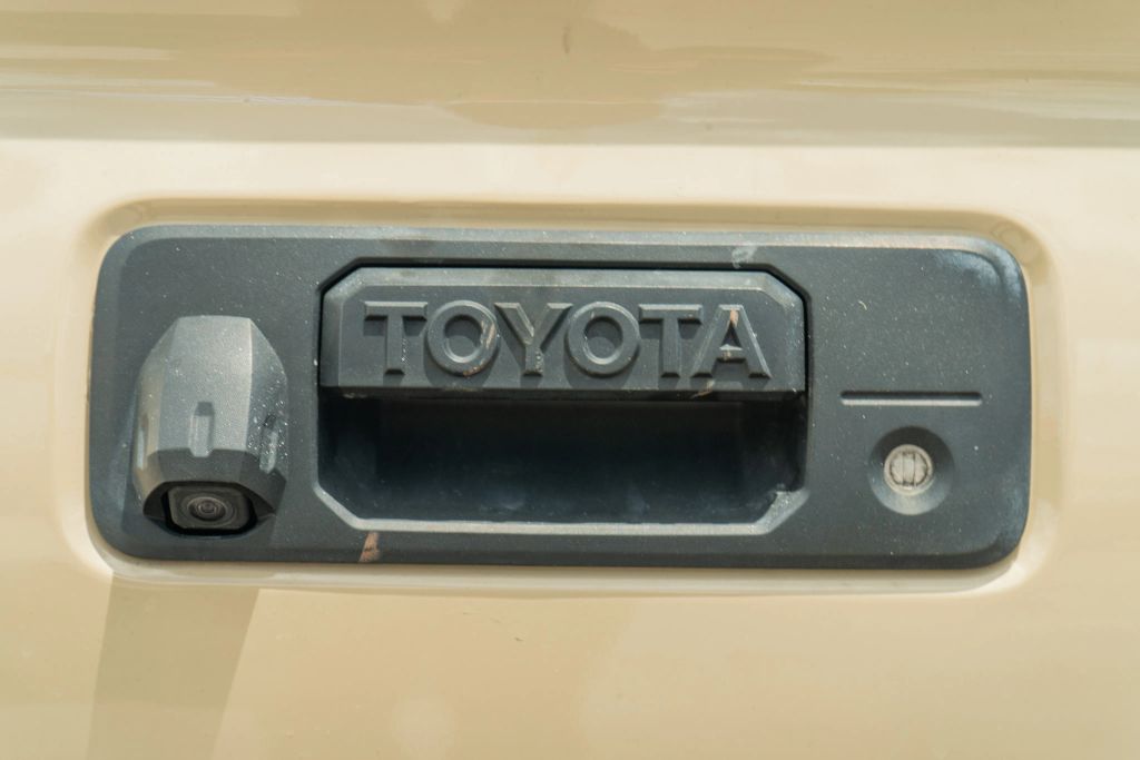 
								2020 Toyota Tacoma Double Cab SR5 Pickup 4D 6 ft full									