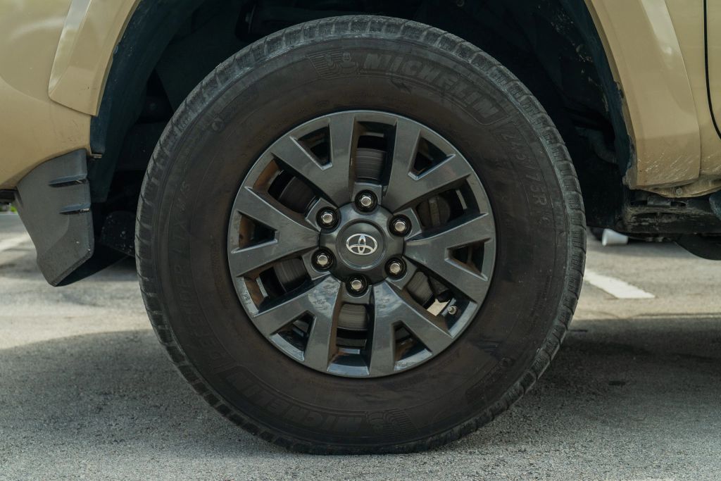 
								2020 Toyota Tacoma Double Cab SR5 Pickup 4D 6 ft full									