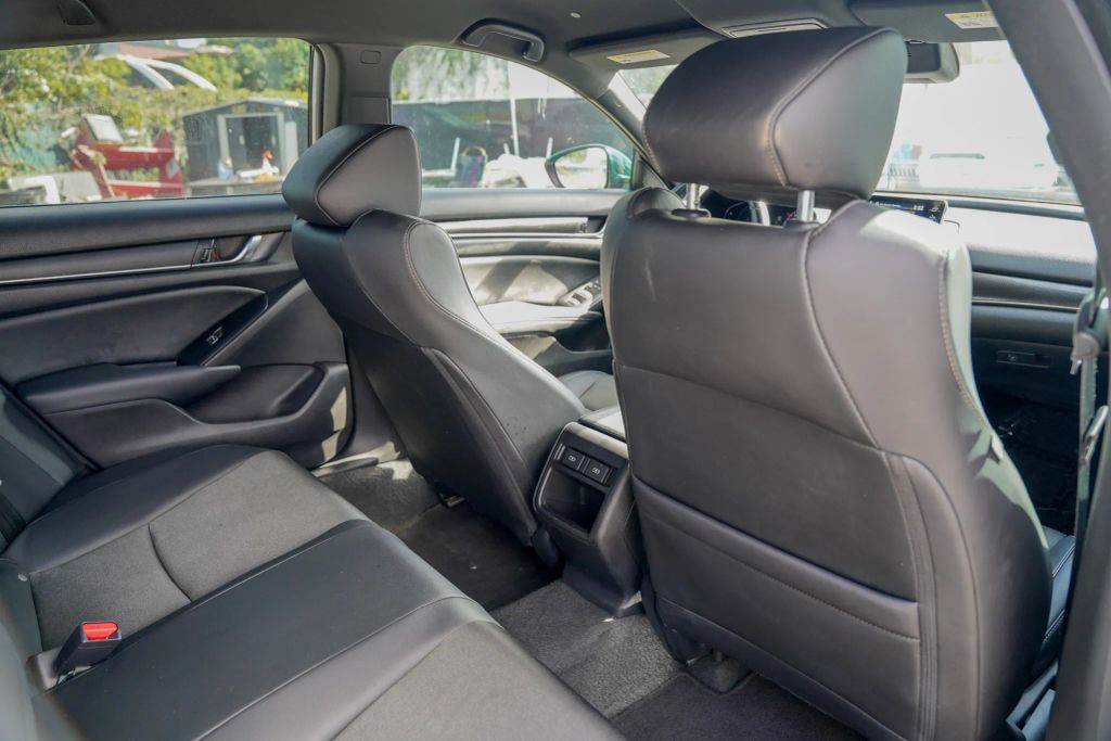 
								2021 Honda Accord Sport Sedan 4D full									