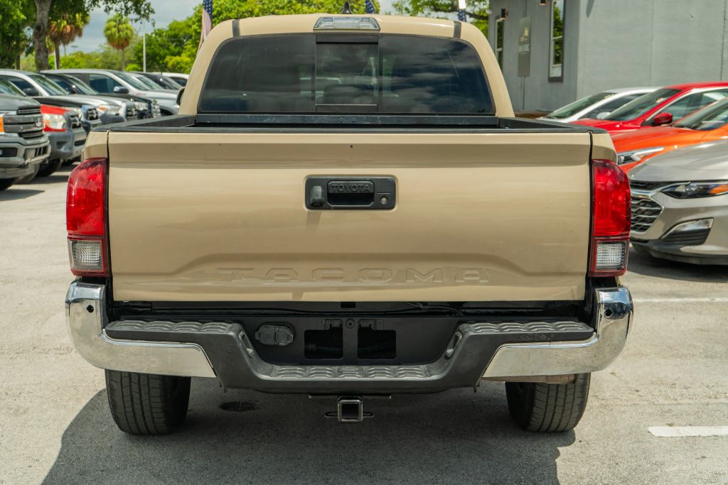 
								2020 Toyota Tacoma Double Cab SR5 Pickup 4D 6 ft full									