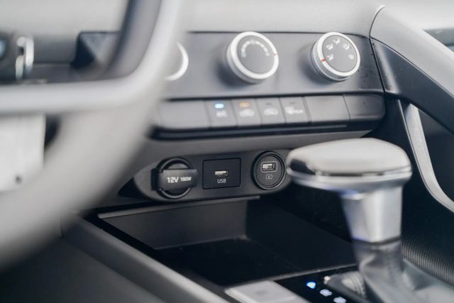 
								2023 Hyundai Elantra SE Sedan 4D full									