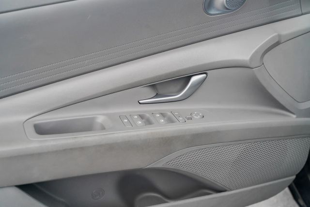 
								2023 Hyundai Elantra SE Sedan 4D full									