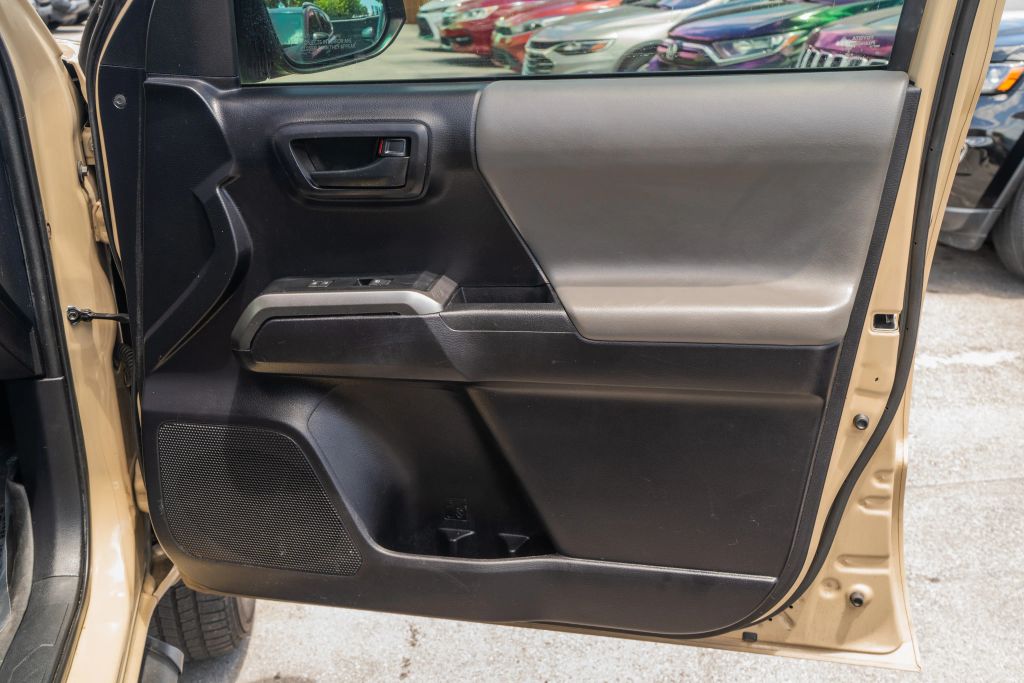 
								2020 Toyota Tacoma Double Cab SR5 Pickup 4D 6 ft full									