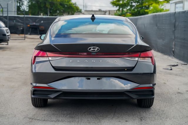 
								2023 Hyundai Elantra SE Sedan 4D full									