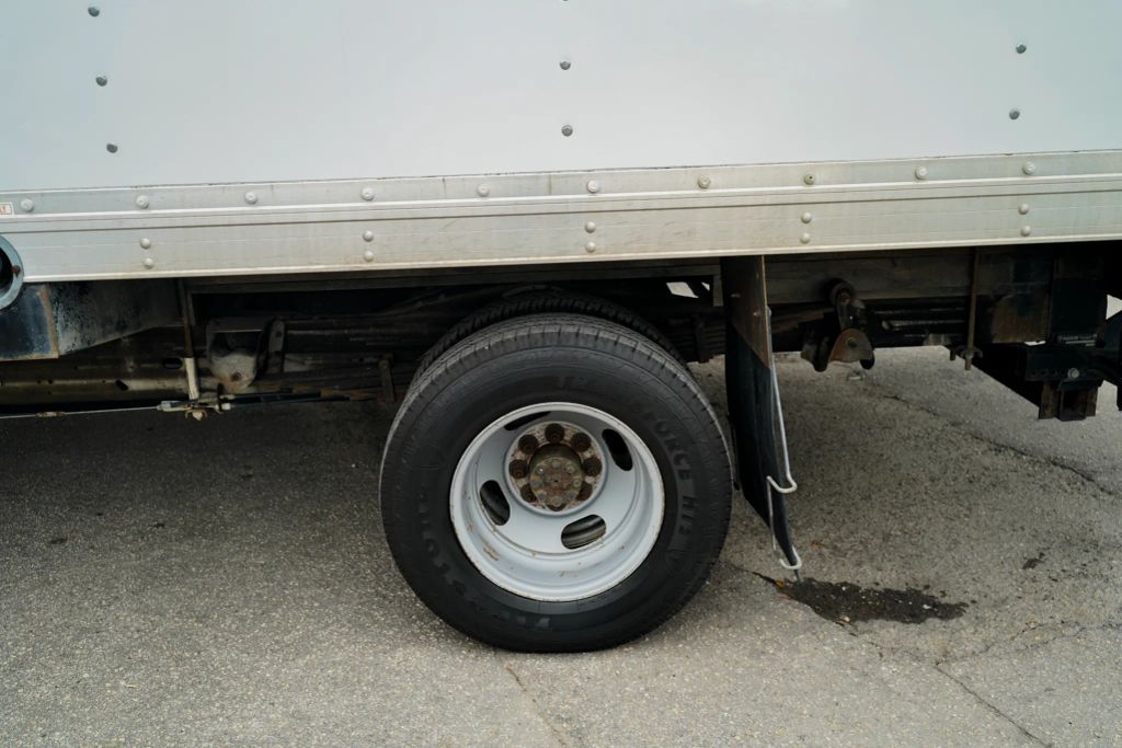 
								2017 Chevrolet Express Commercial Cutaway Cutaway Van 2D full									