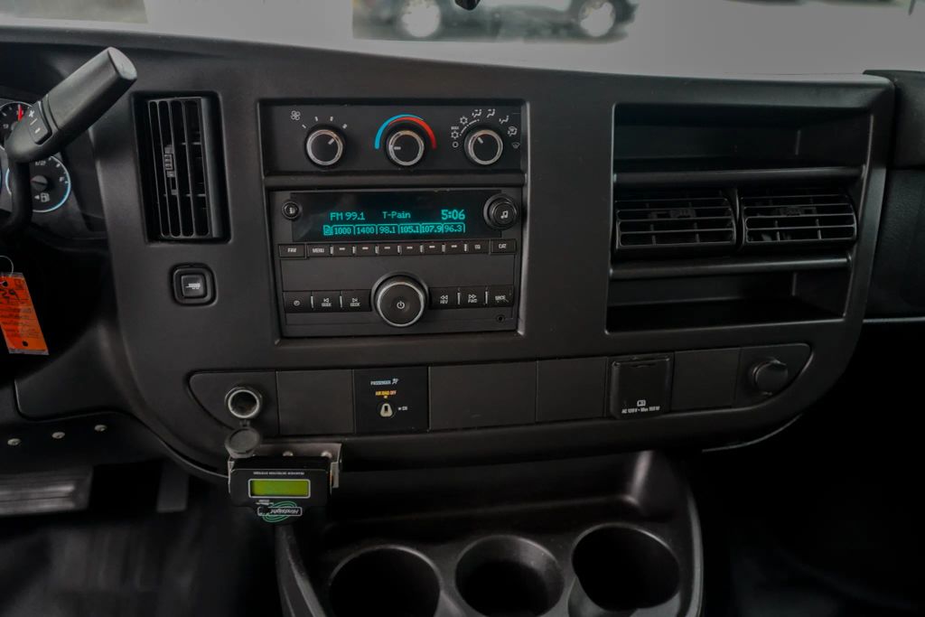 
								2017 Chevrolet Express Commercial Cutaway Cutaway Van 2D full									