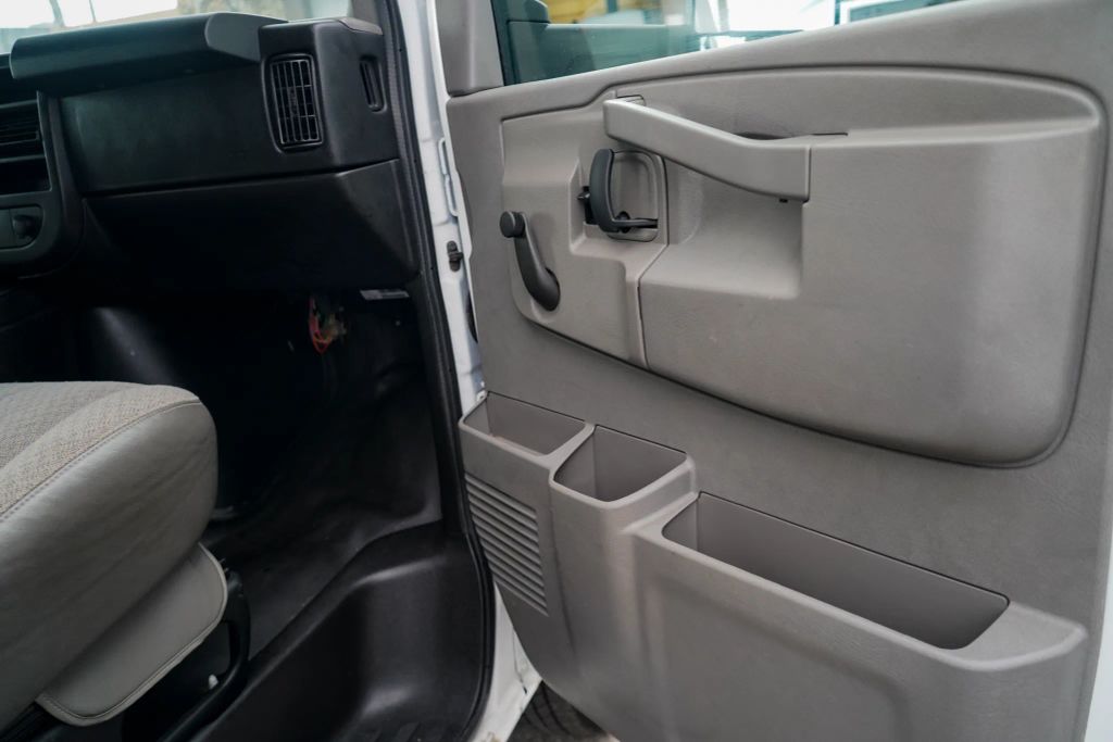 
								2017 Chevrolet Express Commercial Cutaway Cutaway Van 2D full									