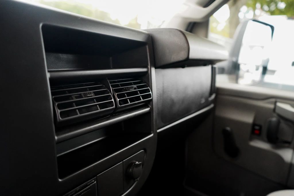 
								2017 Chevrolet Express Commercial Cutaway Cutaway Van 2D full									